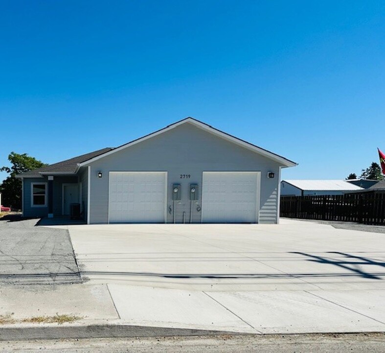 2719 W Peninsula Dr in Moses Lake, WA - Foto de edificio