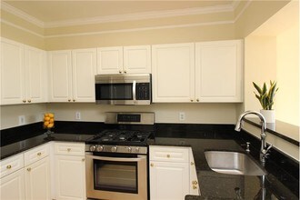 2102 Highcourt Ln-Unit -#302 in Herndon, VA - Building Photo - Building Photo