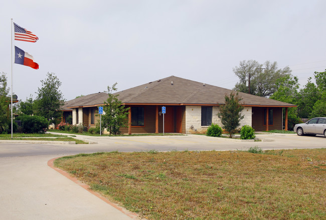 Milam Creek Senior Village in Luling, TX - Foto de edificio - Building Photo