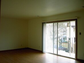 2008 MacArthur Rd, Unit D in Waukesha, WI - Building Photo - Building Photo