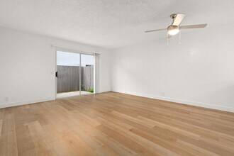 Terre at Bradley in El Cajon, CA - Foto de edificio - Building Photo