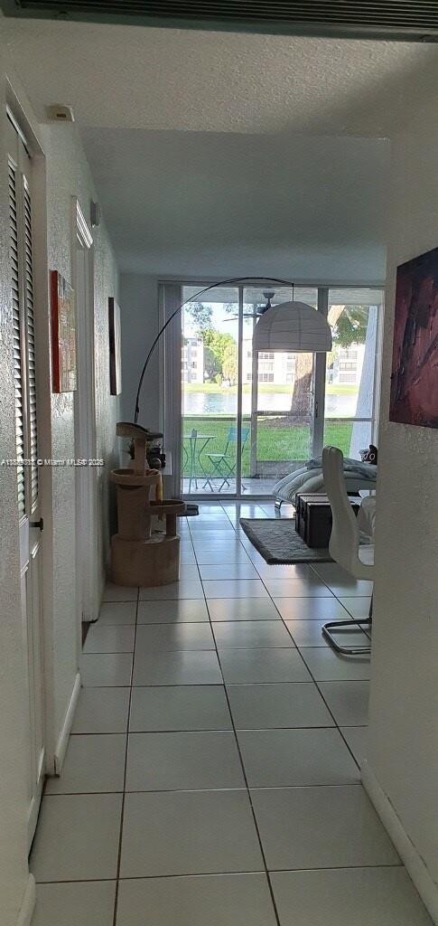 9430 Poinciana Pl, Unit 105 in Davie, FL - Foto de edificio - Building Photo