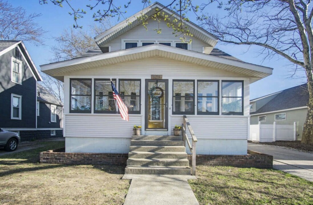 825 Grant Ave in Grand Haven, MI - Foto de edificio