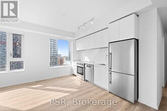 101 Roehampton Ave in Toronto, ON - Building Photo - Building Photo