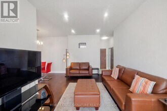 550 Webb Dr in Mississauga, ON - Building Photo - Building Photo