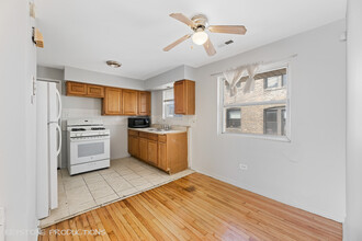 1047-1049 E 80th St in Chicago, IL - Building Photo - Interior Photo