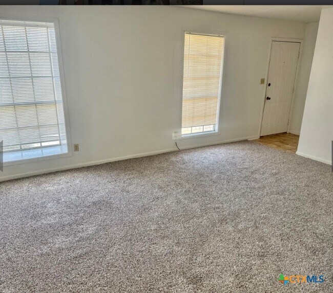 302 Palmwood Dr in Victoria, TX - Building Photo - Building Photo