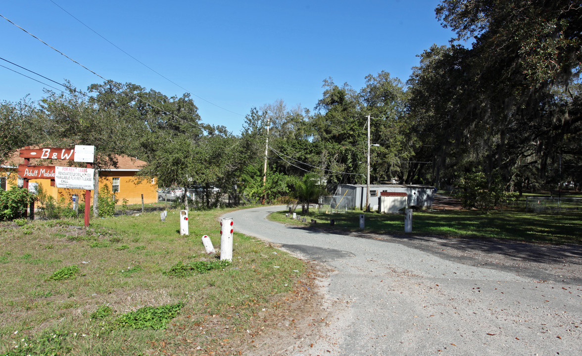 9722 E Hillsborough Ave in Tampa, FL - Foto de edificio