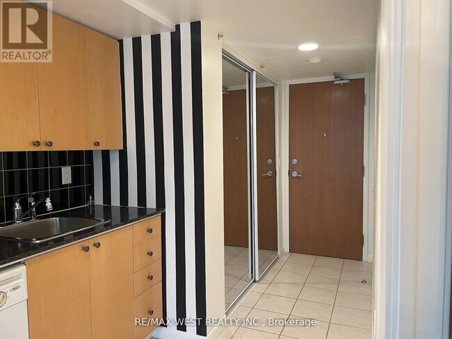 219 Fort York Blvd in Toronto, ON - Building Photo - Building Photo