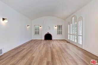 119 N Almont Dr in West Hollywood, CA - Building Photo - Building Photo