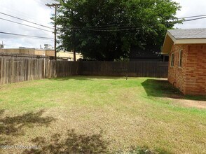 5204 14th St in Lubbock, TX - Foto de edificio - Building Photo