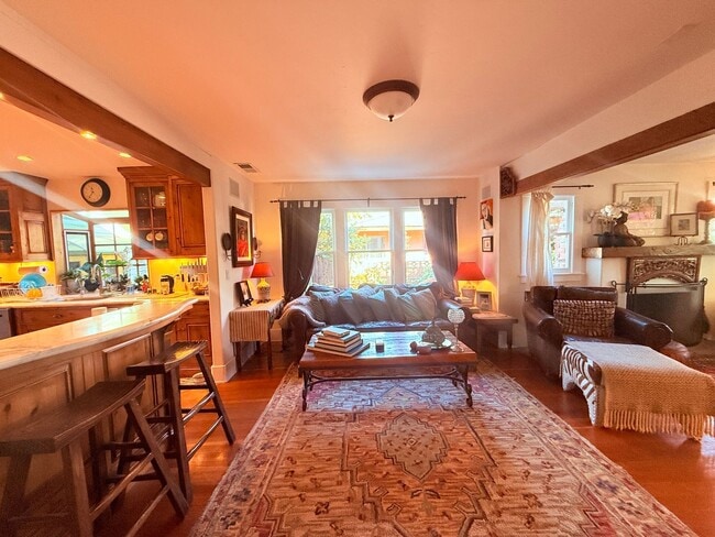 property at 714 W Victoria St