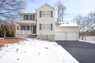 108 Commodore Dr in Bainbridge, PA - Building Photo