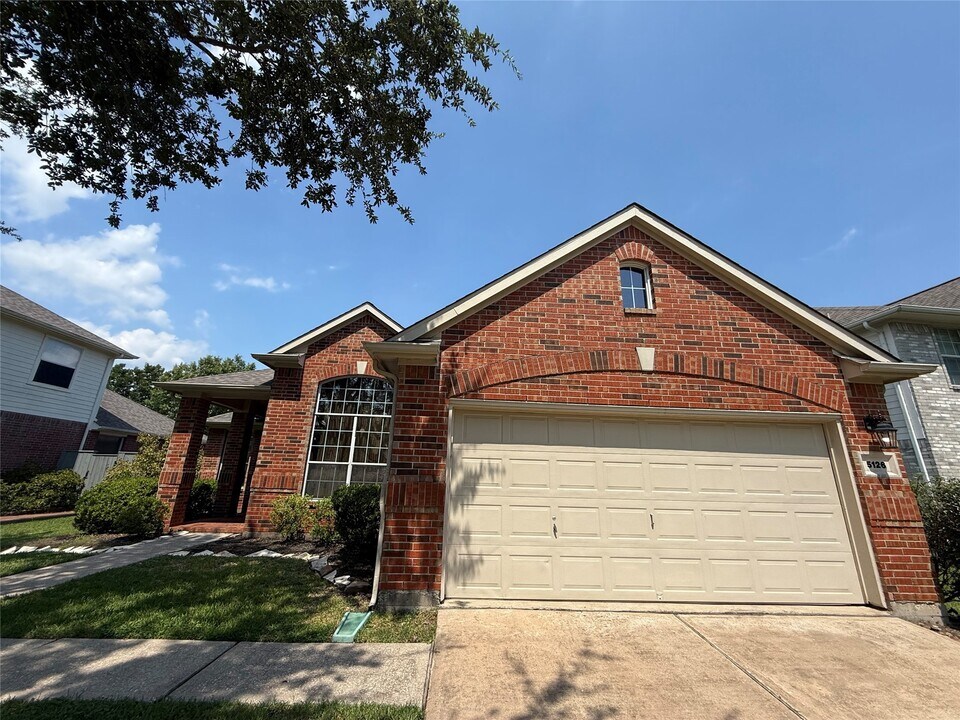 5126 Winterwood Dr in League City, TX - Building Photo