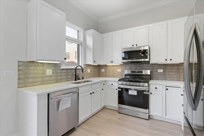 property at 841 W 14th Pl