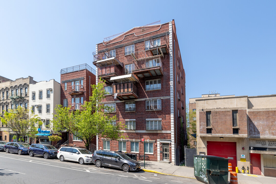 858 Bedford Ave in Brooklyn, NY - Building Photo