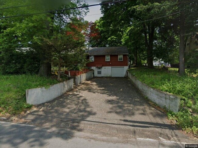 14 Hempstead Rd in Spring Valley, NY - Foto de edificio - Building Photo