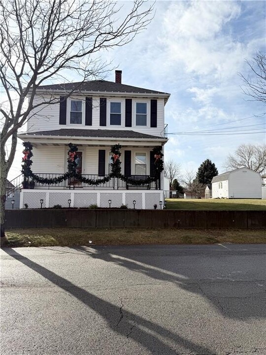 345 Juniper St in East Providence, RI - Building Photo