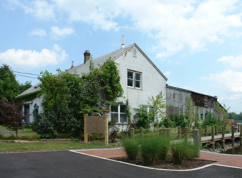 below unit parameter in Athens, NY - Foto de edificio