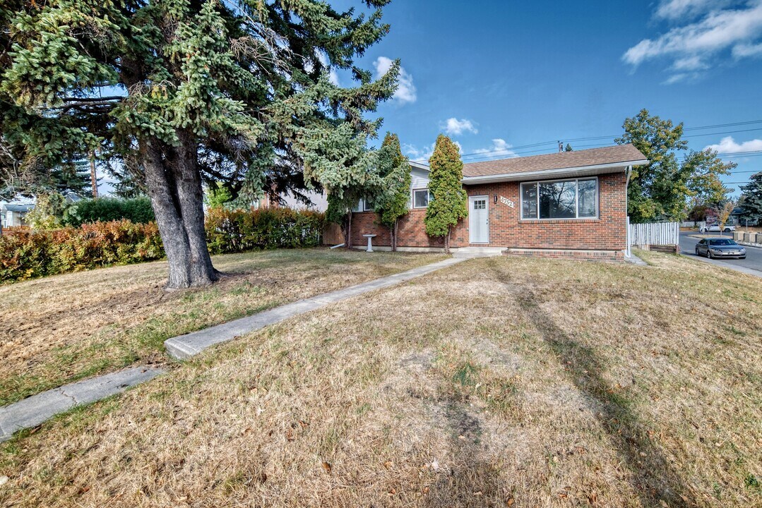 4752 Memorial Dr in Calgary, AB - Building Photo