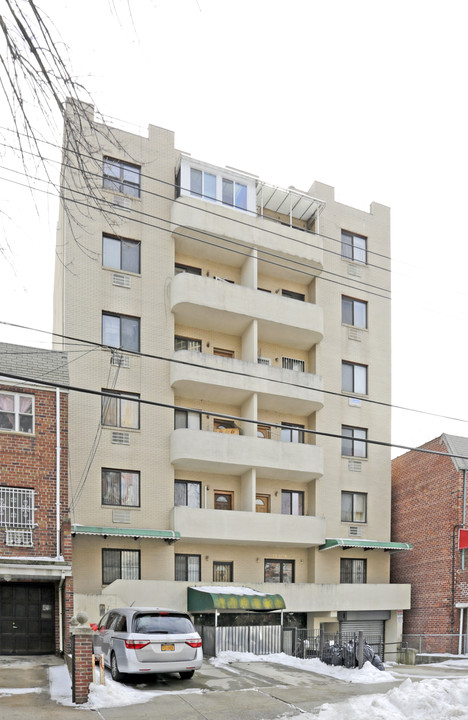 13338 Avery Ave in Flushing, NY - Foto de edificio