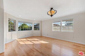 807 E Orange Grove Ave in Burbank, CA - Building Photo - Building Photo