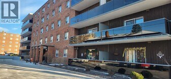 3900 Wyandotte St E in Windsor, ON - Building Photo