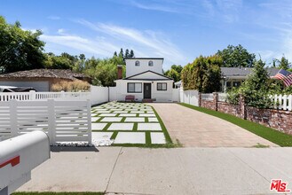5541 Fallbrook Ave in Los Angeles, CA - Building Photo - Building Photo