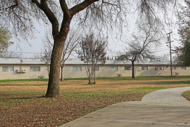 Tropic Apartments in Lemoore, CA - Building Photo - Building Photo