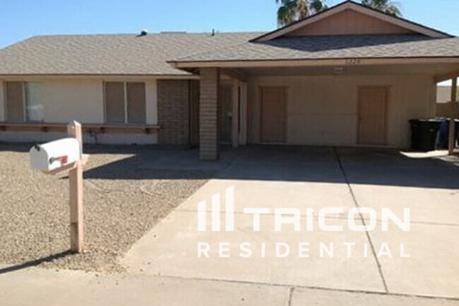 property at 3224 N Woodburne Dr
