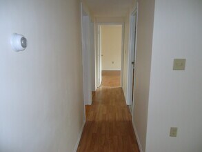 24 Chilmark St, Unit Upper Level in Worcester, MA - Foto de edificio - Building Photo