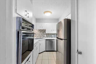 7714 Renwick Dr in Houston, TX - Building Photo - Building Photo