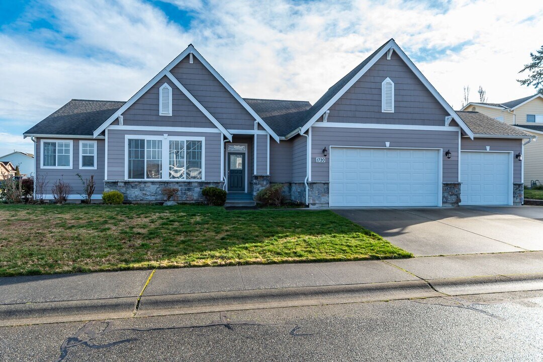 1720 SW Rock Rose Dr in Oak Harbor, WA - Building Photo