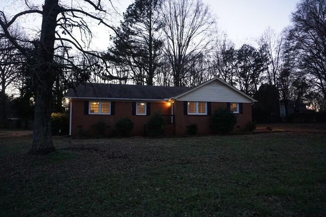 8033 Albemarle Rd in Charlotte, NC - Building Photo - Building Photo