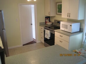 1320 Angela St, Unit Upper in Key West, FL - Foto de edificio - Building Photo