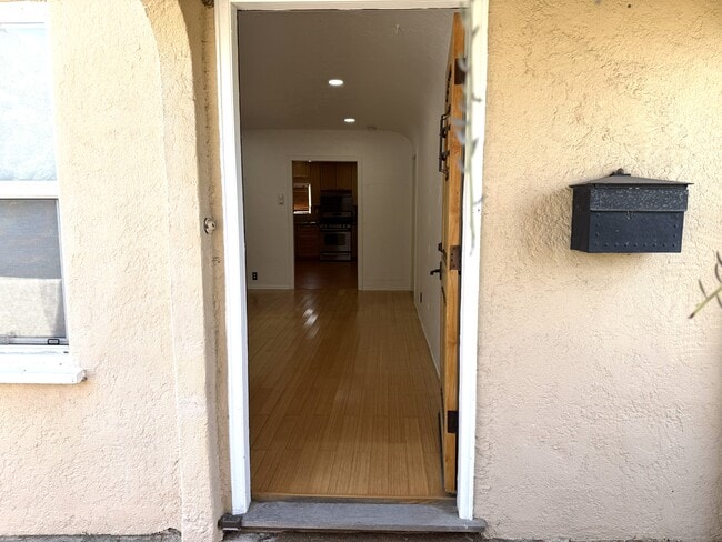 10832 Westminster Ave in Los Angeles, CA - Foto de edificio - Building Photo
