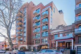 25-28 30th Dr in Long Island City, NY - Building Photo