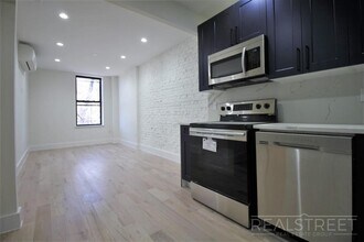 Knickerbocker Ave, Unit 2B in Brooklyn, NY - Foto de edificio - Building Photo