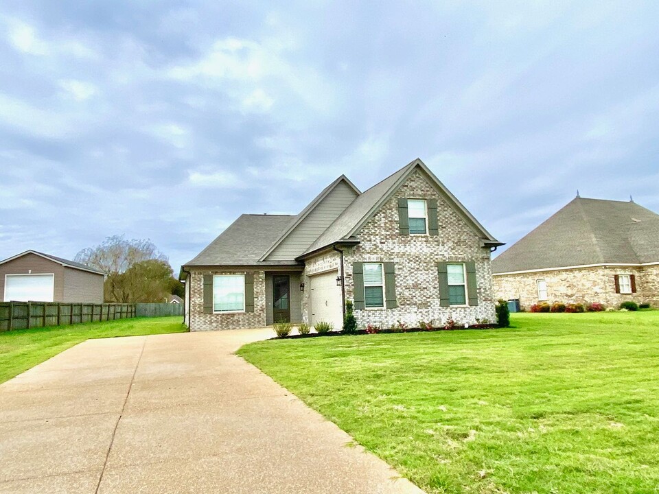 103 Carolina Point in Senatobia, MS - Building Photo