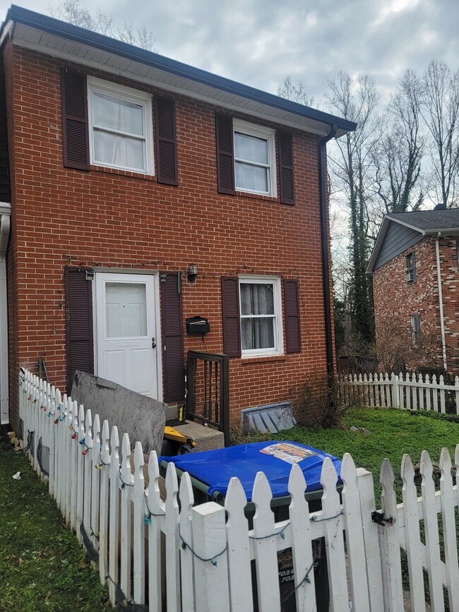 14835 Anderson Ct in Woodbridge, VA - Foto de edificio - Building Photo