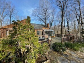 194 Westchester Ave in Pound Ridge, NY - Building Photo - Building Photo