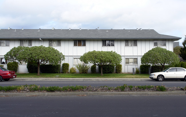 Del Lago Apartments in San Mateo, CA - Building Photo - Building Photo