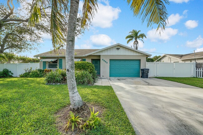 6863 19th Ave S in Lantana, FL - Building Photo - Building Photo