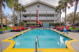 Monarch Luxury Studio Apartments in Tallahassee, FL - Building Photo