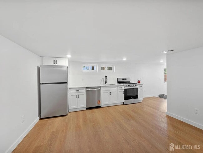 3 Meadow Rd