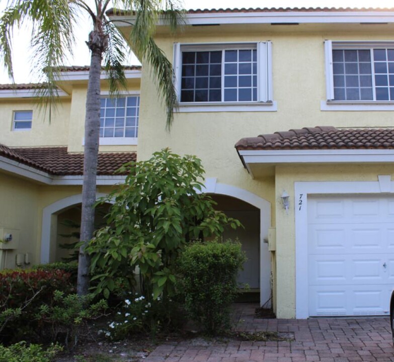 721 Imperial Lake Rd in West Palm Beach, FL - Building Photo