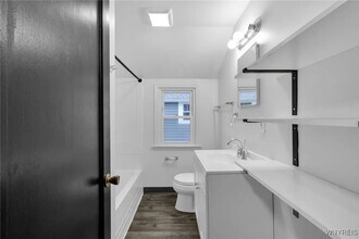 240 Callodine Ave in Eggertsville, NY - Foto de edificio - Building Photo