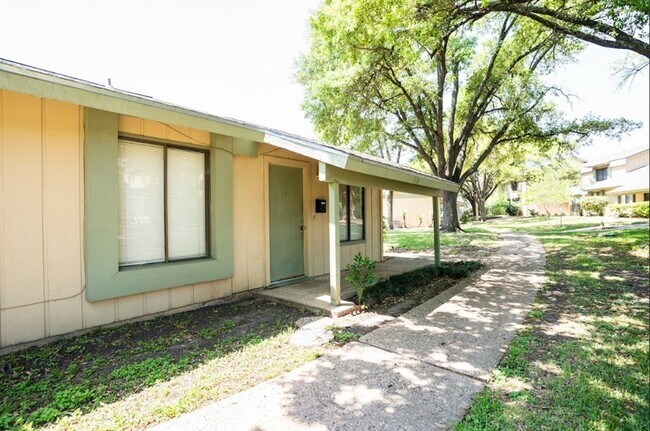 906 Silver Quail Ln in Austin, TX - Building Photo - Building Photo