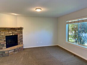 20464 Brentwood Ave in Bend, OR - Building Photo - Building Photo