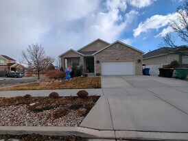 8241 Imperial Oak Dr in West Jordan, UT - Building Photo